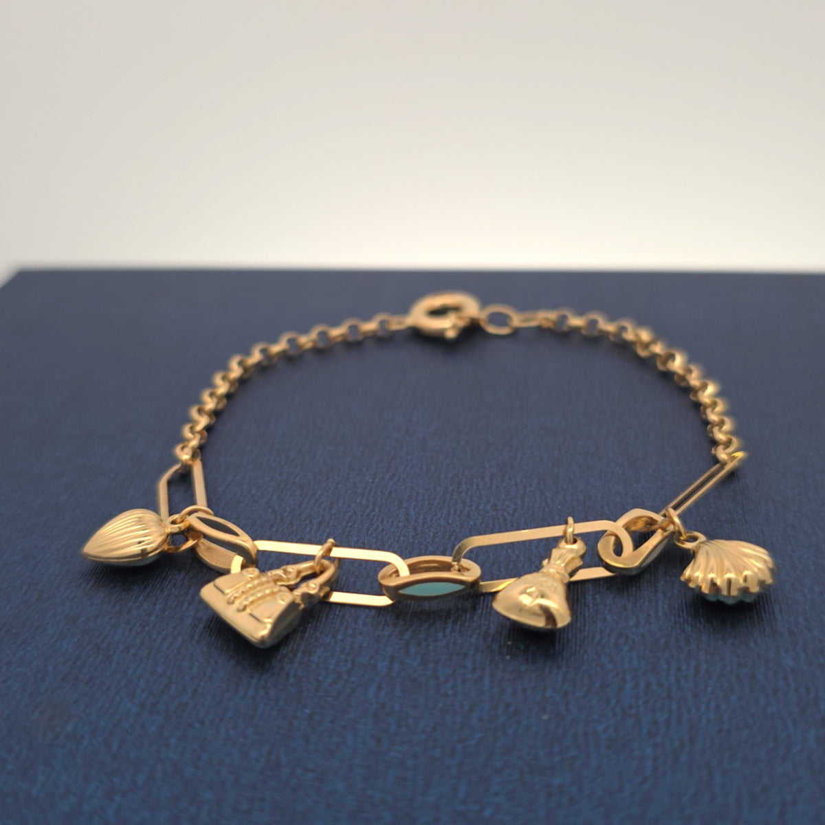 18K bracelet with charms 6.86g