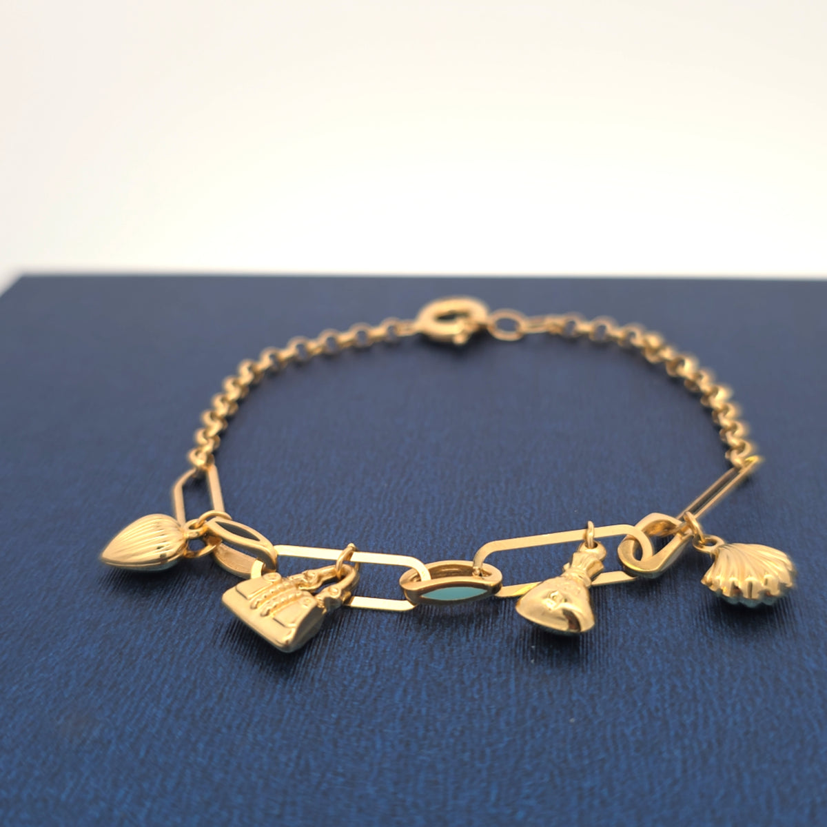 18K bracelet with charms 6.86g