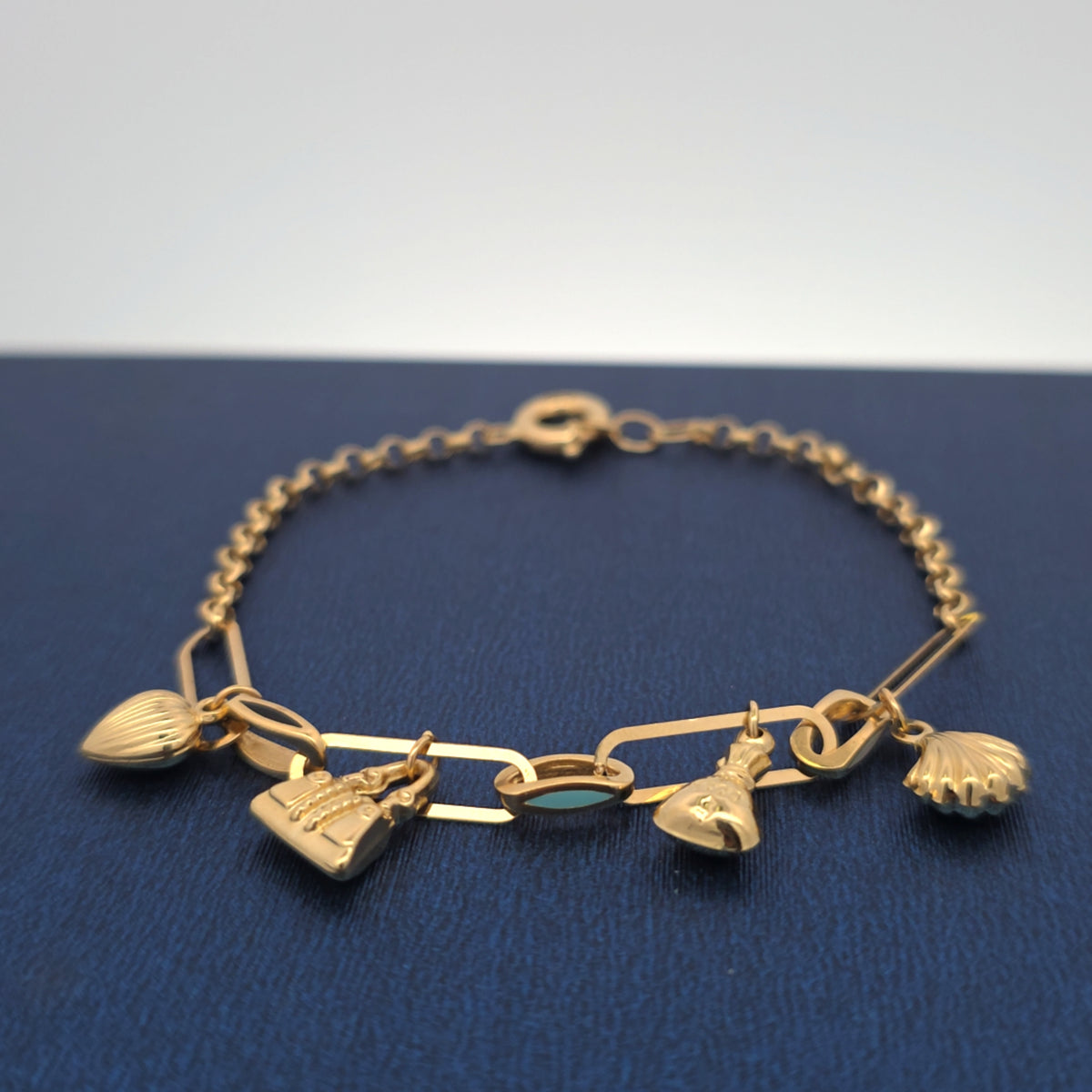 18K bracelet with charms 6.86g