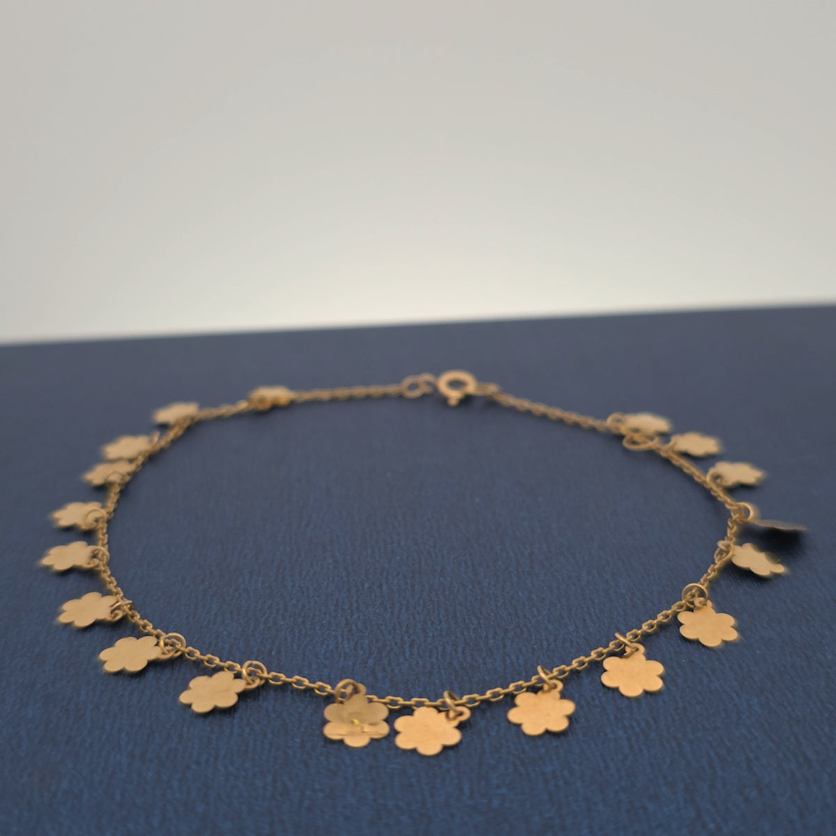 18K bracelet with small flower charms 2.13g