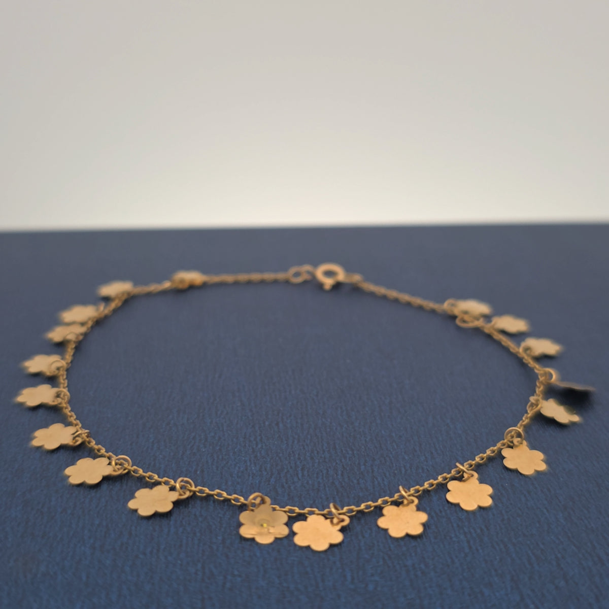 18K bracelet with small flower charms 2.13g