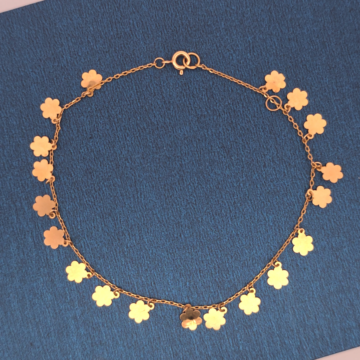 18K bracelet with small flower charms 2.13g
