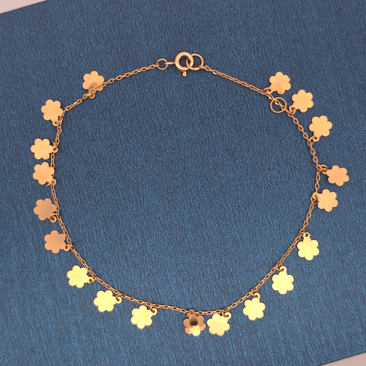 18K bracelet with small flower charms 2.13g