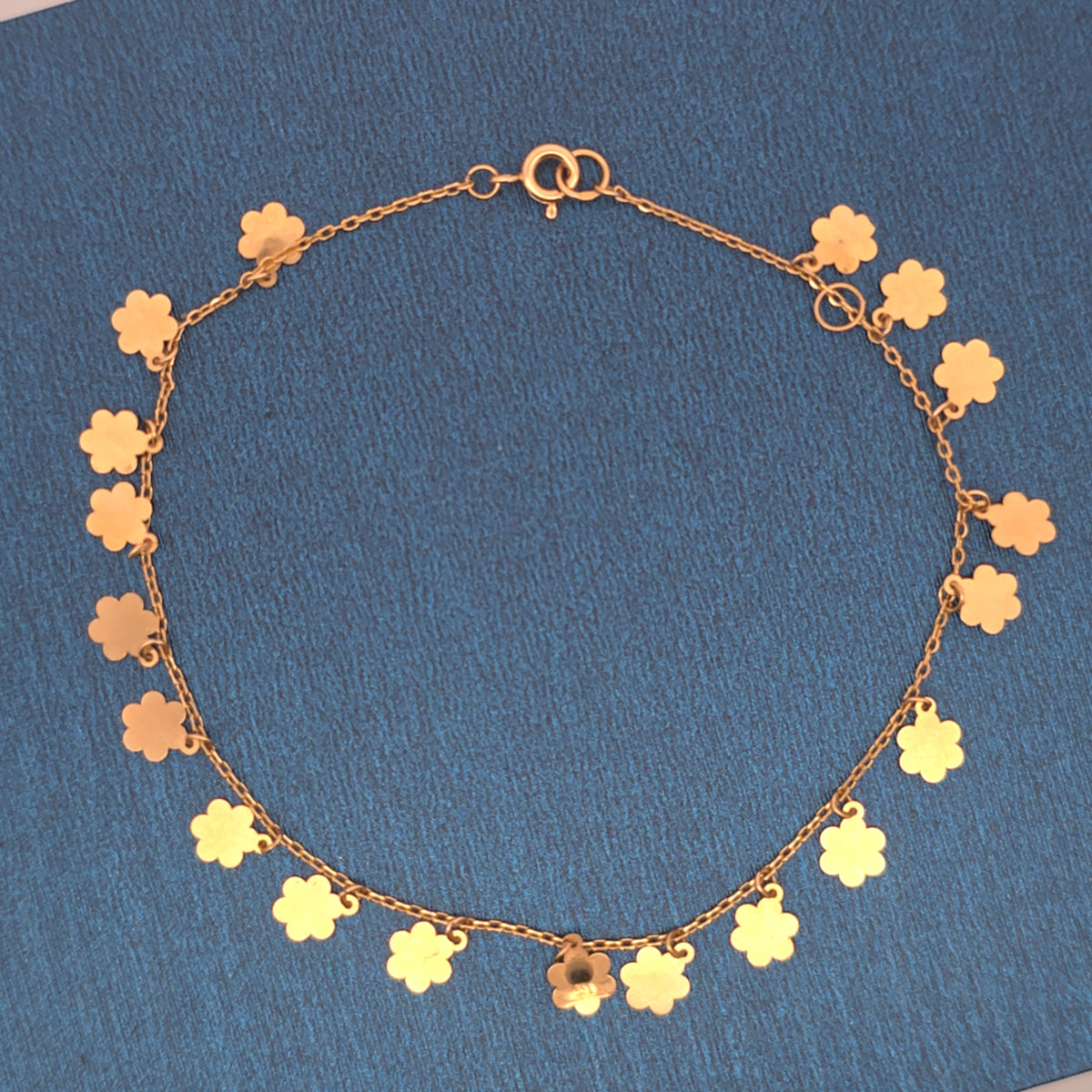 18K bracelet with small flower charms 2.13g