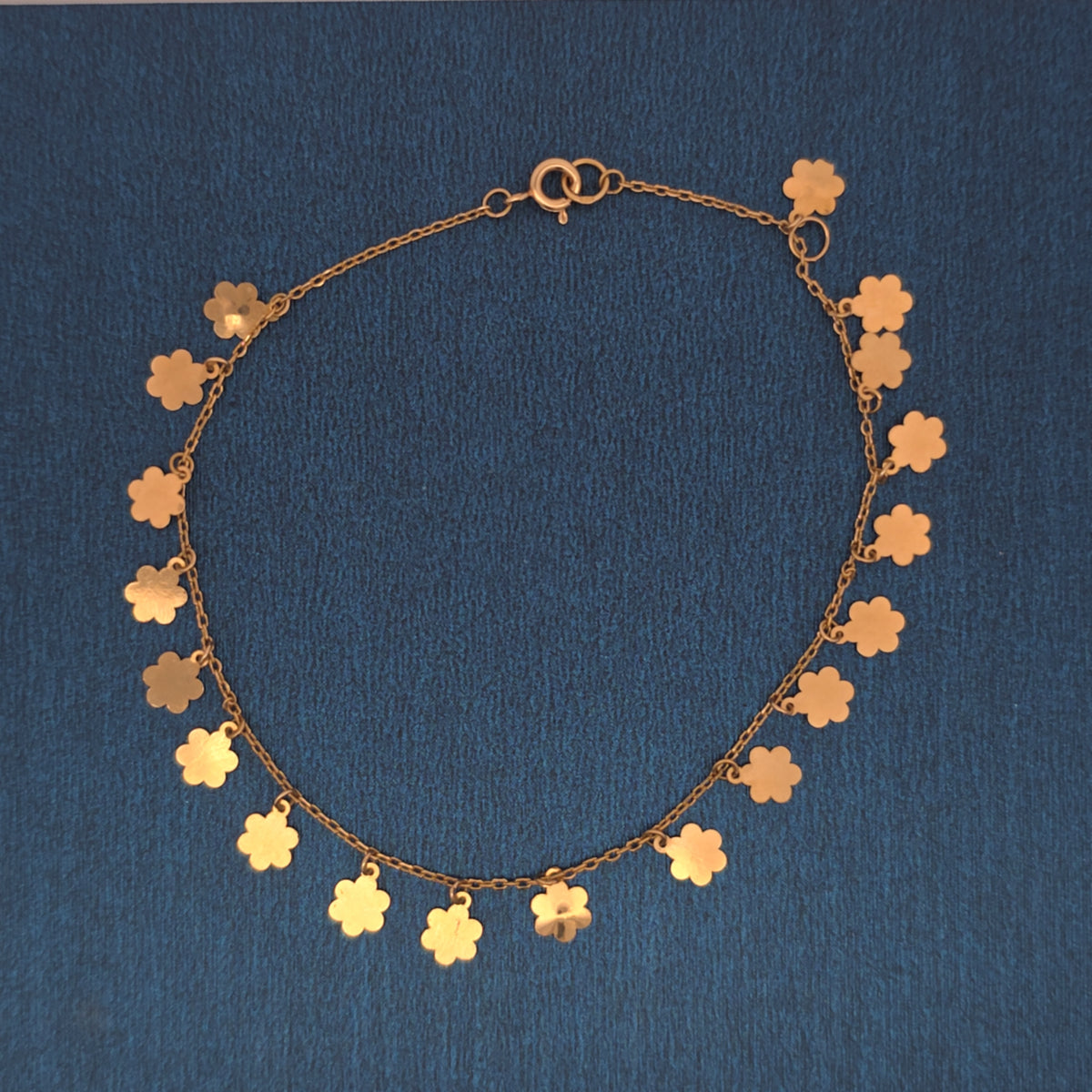 18K bracelet with small flower charms 2.13g